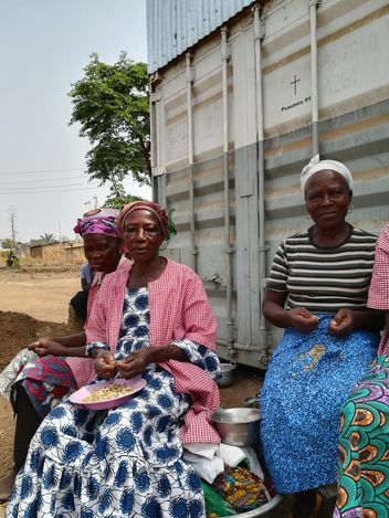 Frauen beim Sesam schlen.jpg